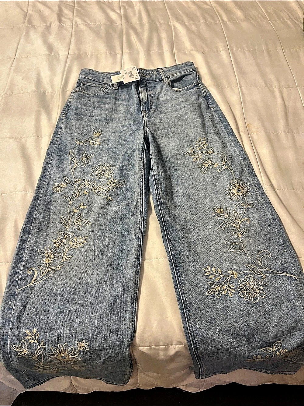 American Eagle Super High-Waisted Dreamy Drape Wide Leg Jean Floral Embroidered